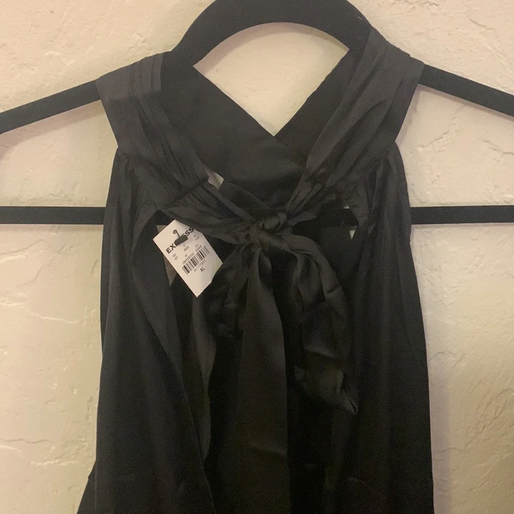 Express halter style blouse nwt elastic bottom - Picture 3 of 4